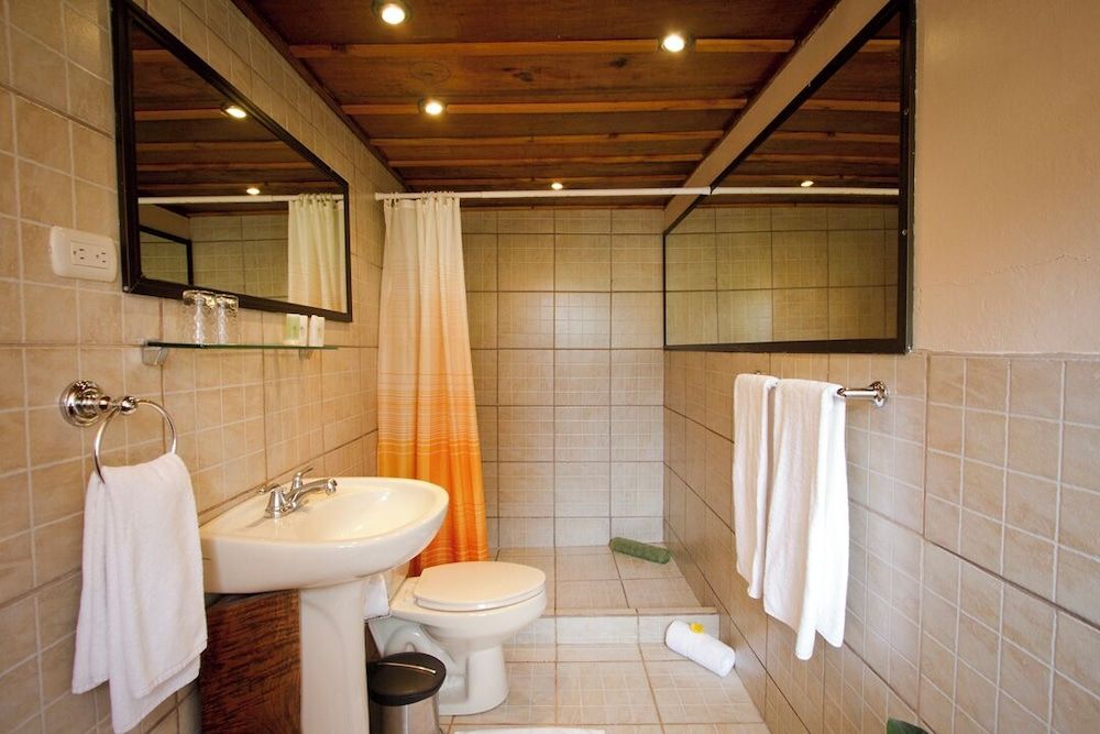 Poas Volcano Lodge Standard Room, Garden View 10