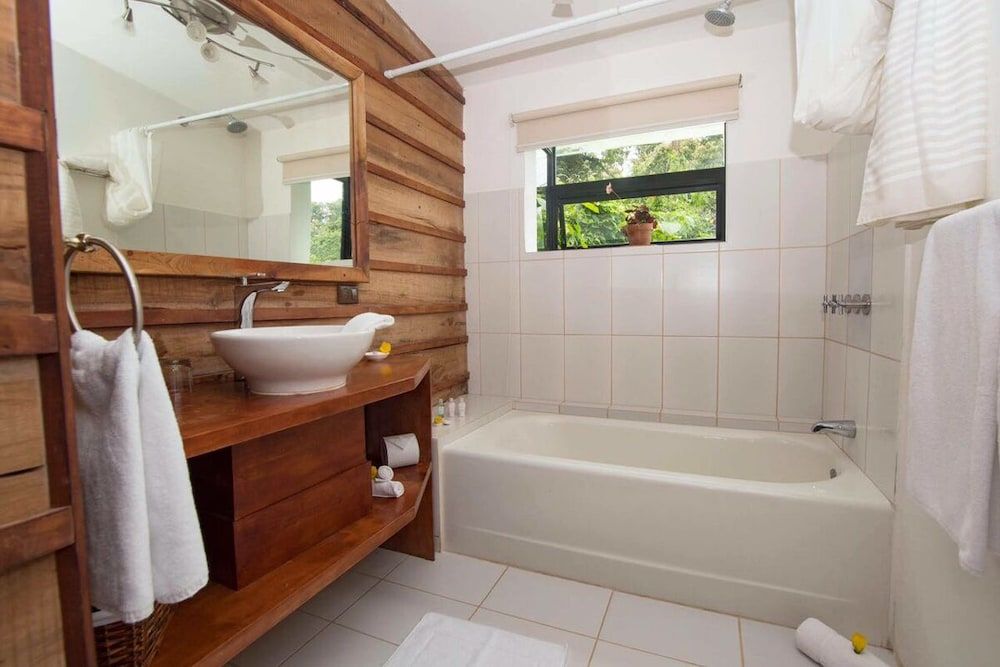 Poas Volcano Lodge Standard Room, 1 Queen Bed, Bathtub, Garden View 4