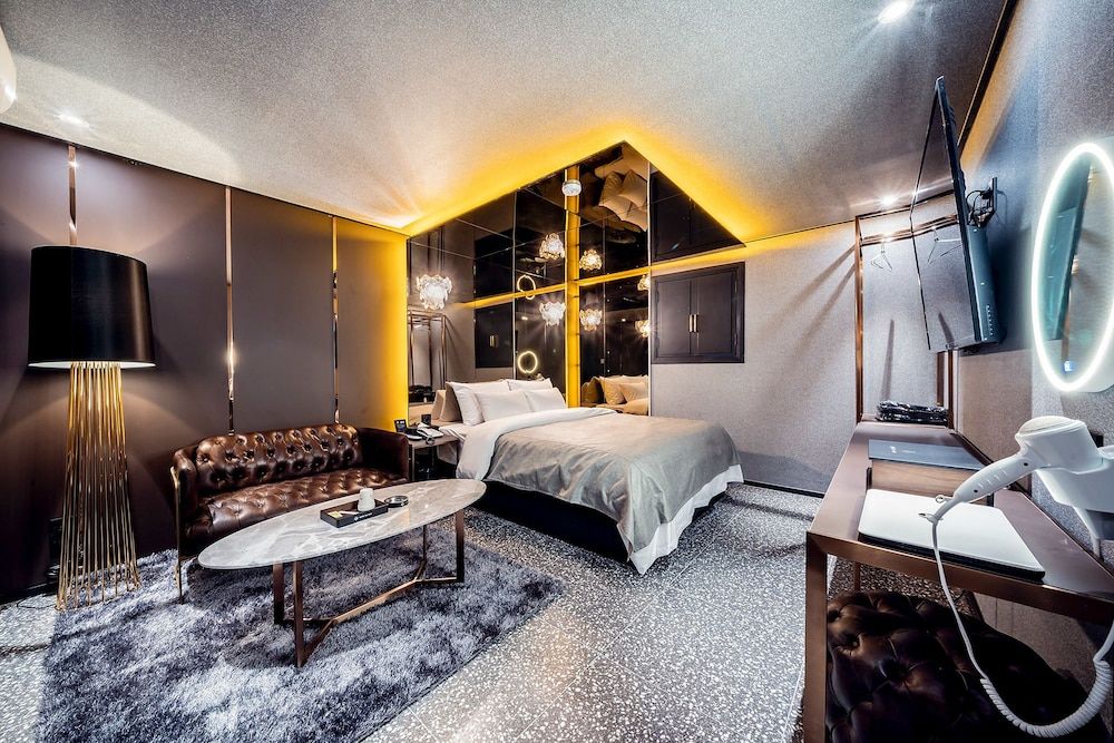 undefined The Gray Hotel 9