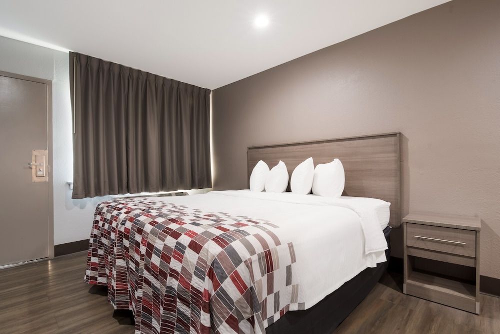 Red Roof Inn Rocky Mount - Battleboro Superior Room, 1 King Bed, Non Smoking