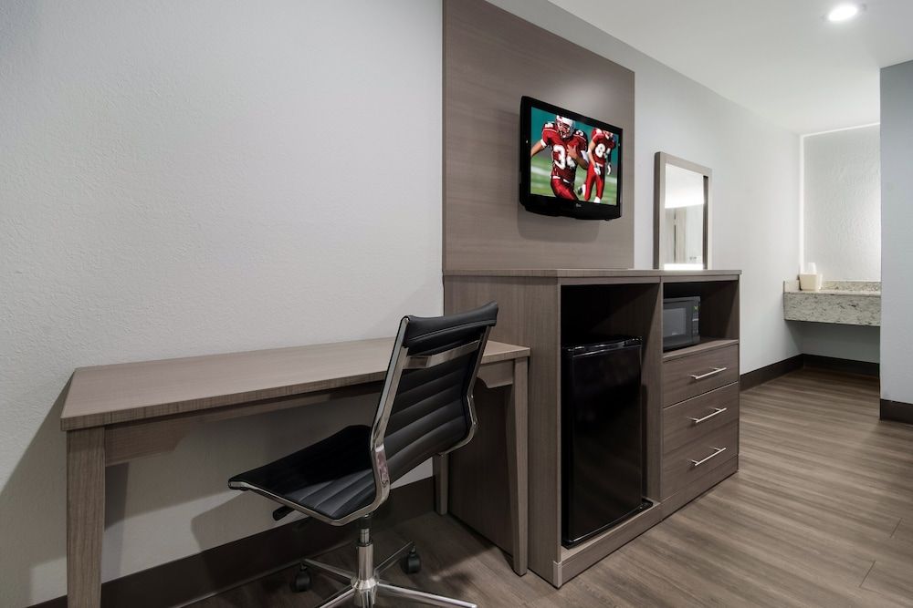 Red Roof Inn Rocky Mount - Battleboro Deluxe Room, 2 Queen Beds, Non Smoking 8