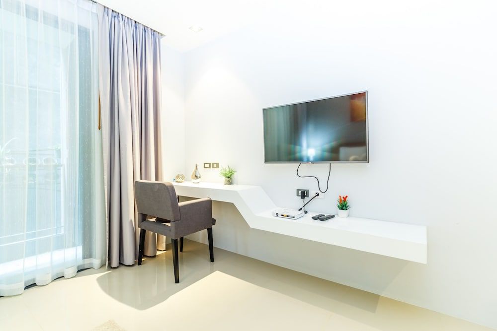 Emerald Terrace by Lofty Classic Studio, Pool View (420) 9