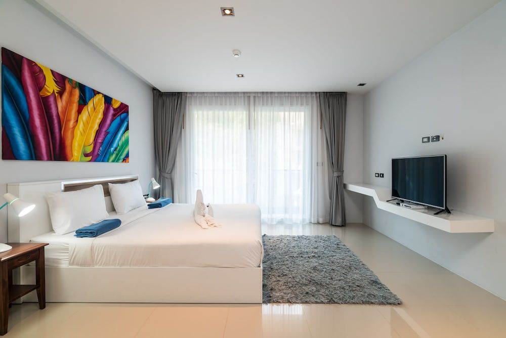 Emerald Terrace by Lofty Classic Studio Suite, Pool View