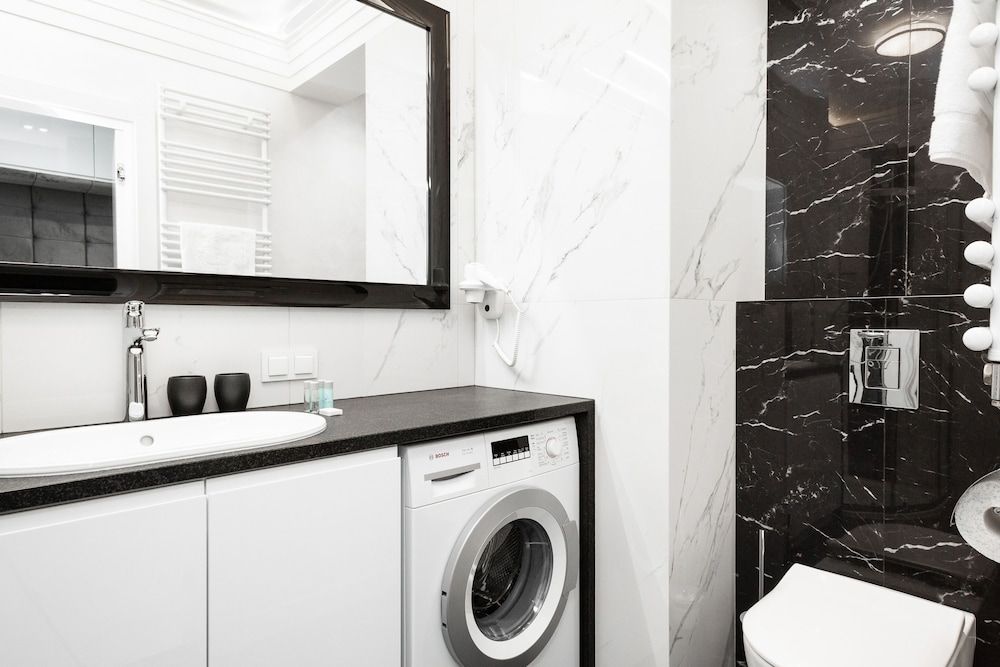 Apartments Przyokopowa Warsaw by Renters Apartment, 2 Bedrooms, Balcony 7