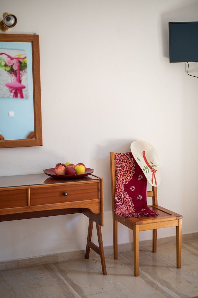 Almira Inn Standard Triple Room, 3 Twin Beds, Courtyard View 5