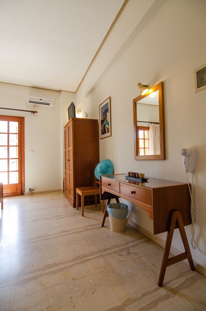 Almira Inn Standard Triple Room, 3 Twin Beds, Courtyard View 6