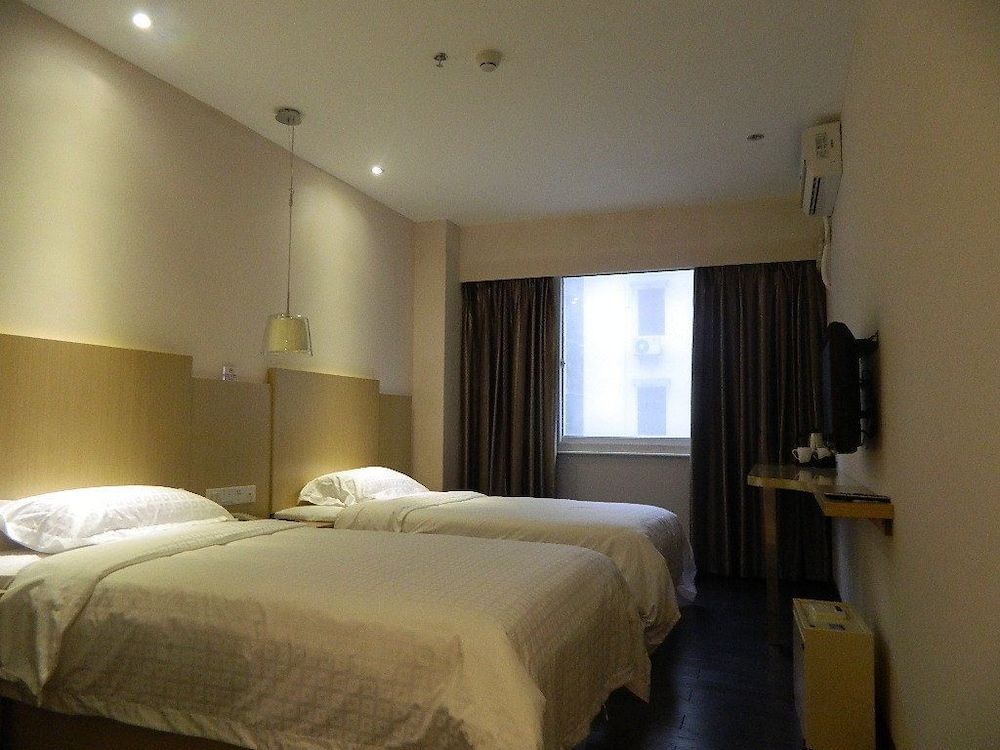 undefined Sealy Hotel 7