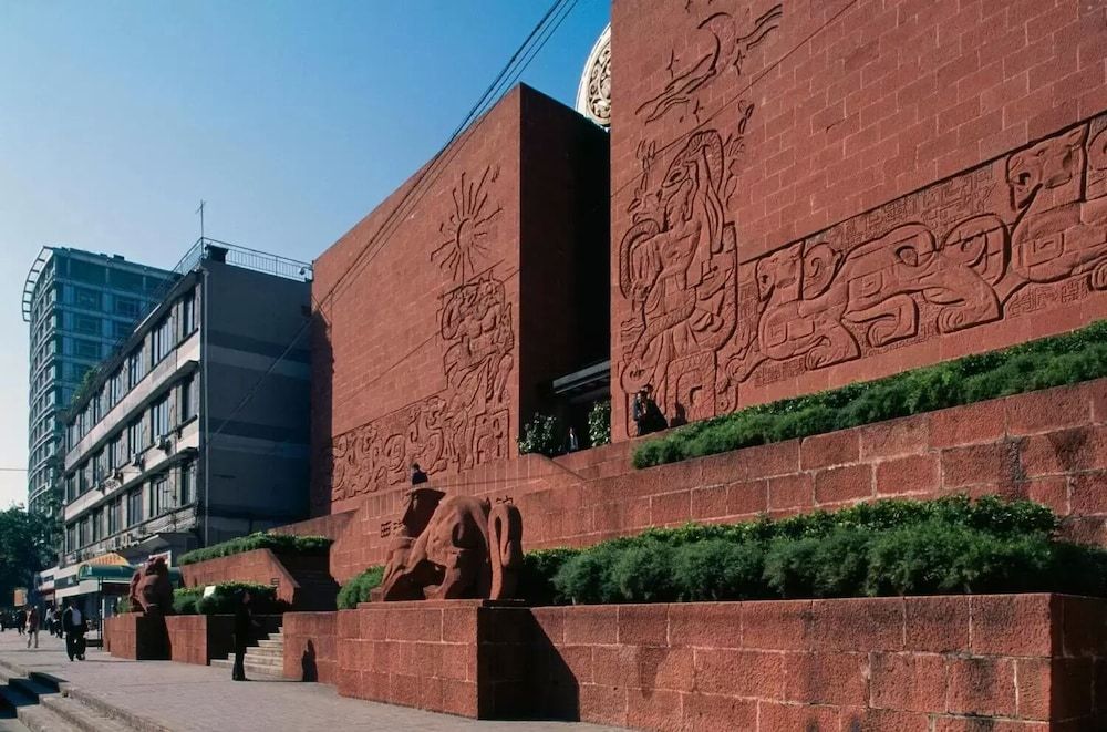 undefined Sealy Hotel 5