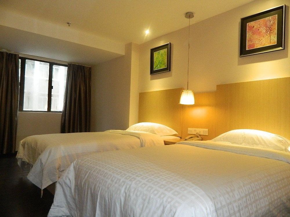 undefined Sealy Hotel 8