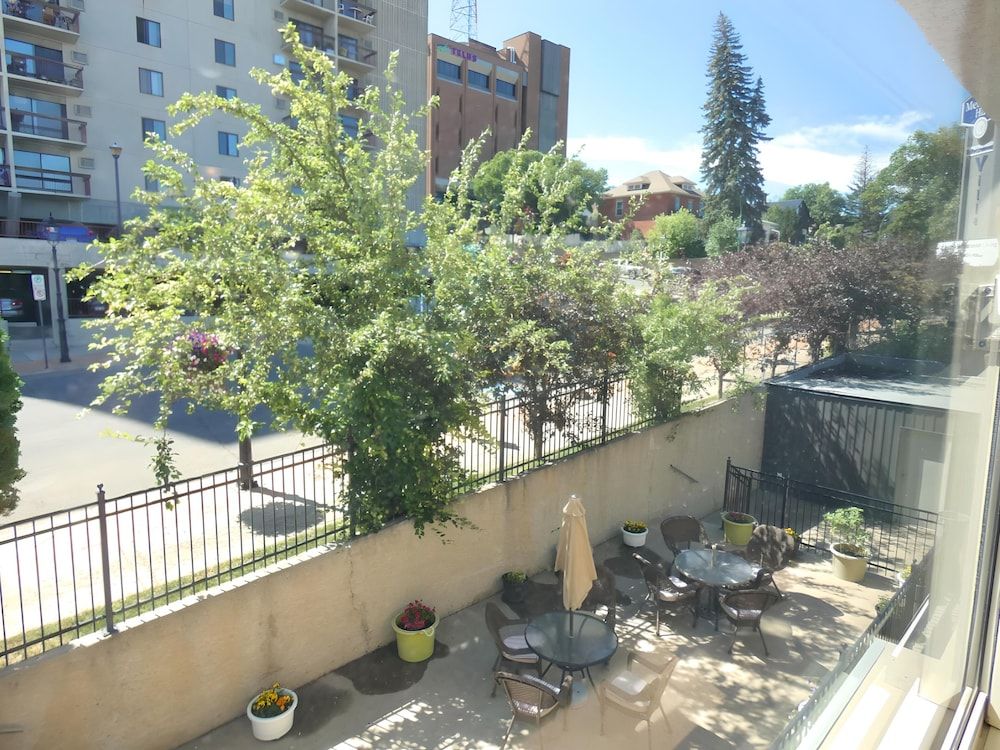 The Medicine Hat Villa Comfort Room, 2 Queen Beds 3