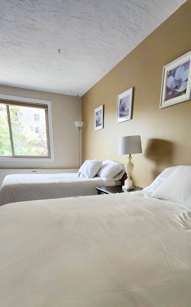 The Medicine Hat Villa Comfort Room, 2 Queen Beds 2