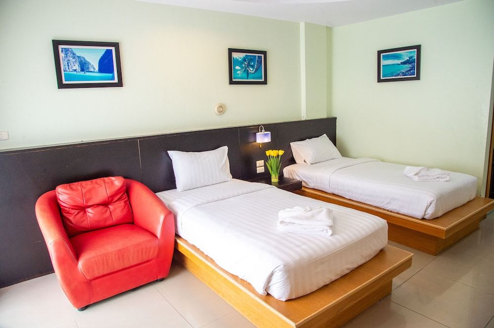 Patong Eyes Hotel Superior Twin Room, 2 Twin Beds, Partial Ocean View 3