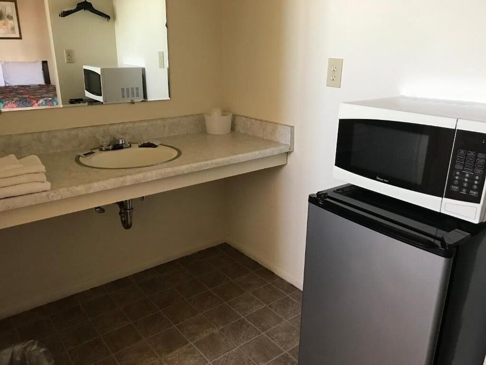 66 Motel Deluxe Triple Room 4