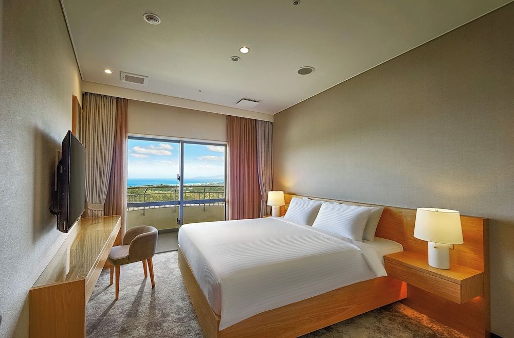 Suite, Multiple Beds (1 King and 2 Twin)