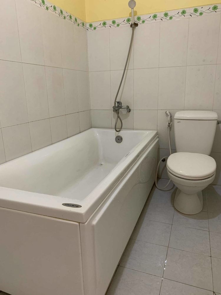 Hoang Hai Đang 1 Hotel Triple Room, Bathtub 12