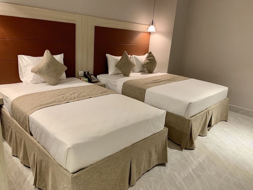 undefined Holiday 2 Hotel 4