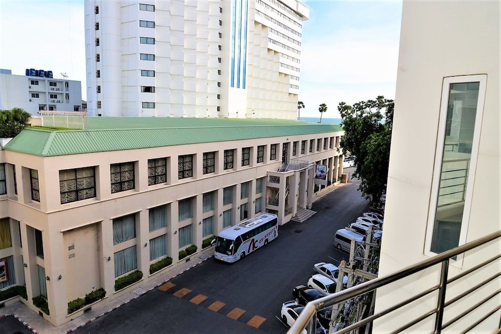 undefined Jomtien Plaza Residence With sea View, spa Shower Bath tub 3