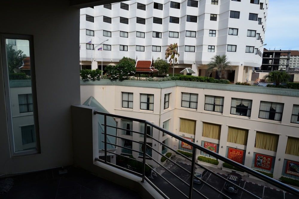 undefined Jomtien Plaza Residence With sea View, spa Shower Bath tub