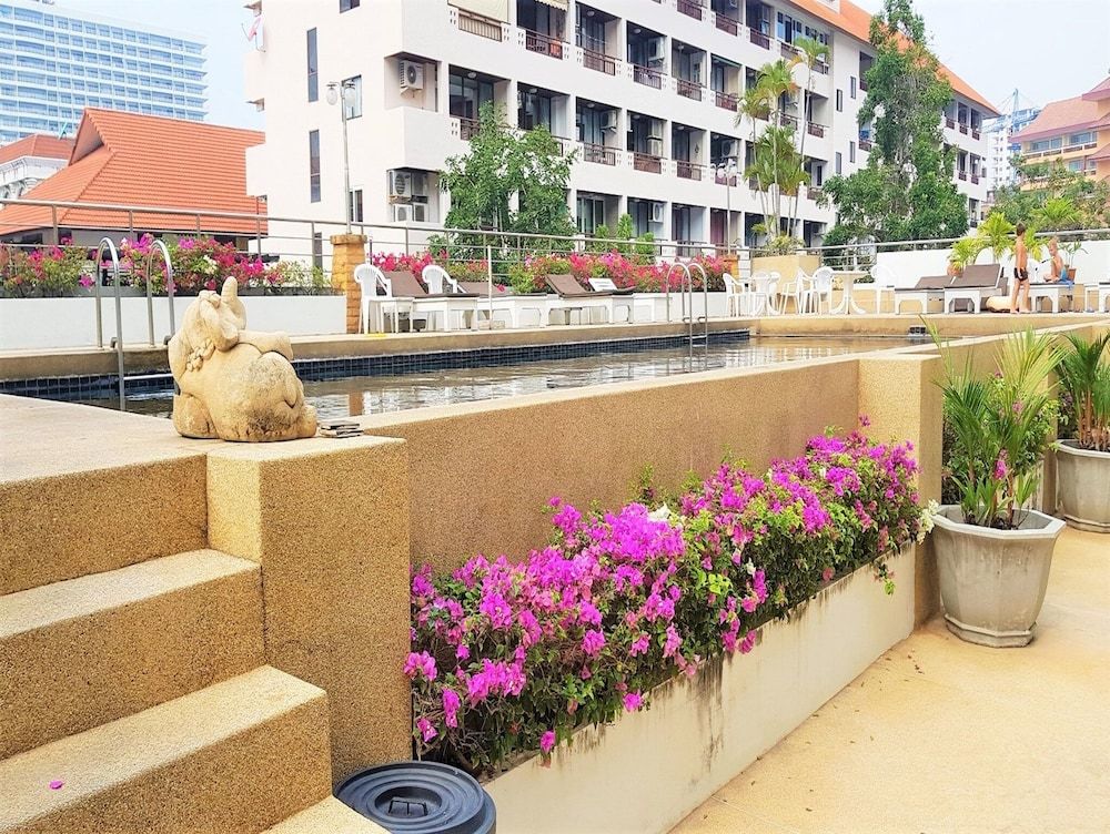 undefined Jomtien Plaza Residence With sea View, spa Shower Bath tub 2