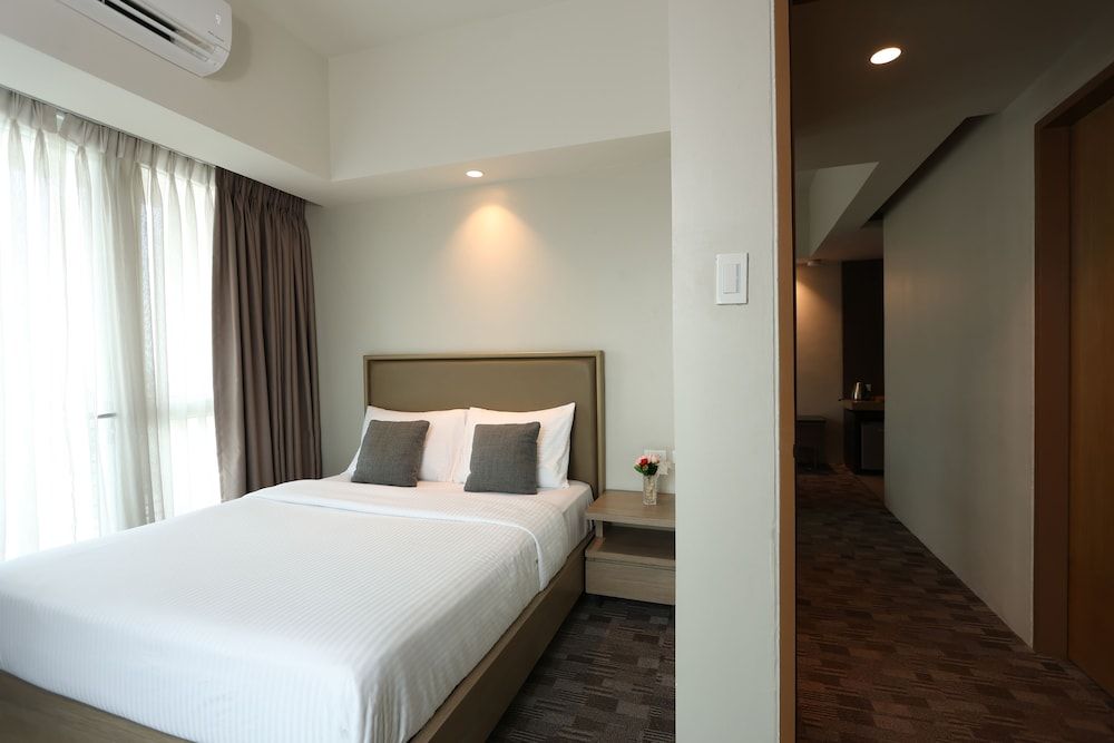 Sotogrande Hotel Katipunan Executive Suite, 2 Bedrooms, Non Smoking, City View 3