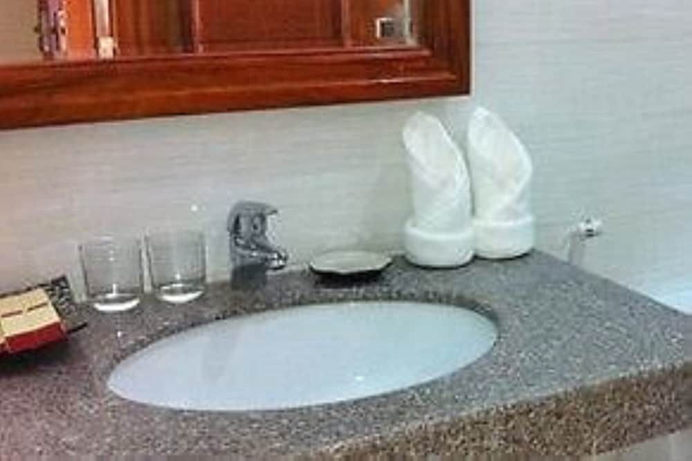 undefined Green Centre Point Inn 9