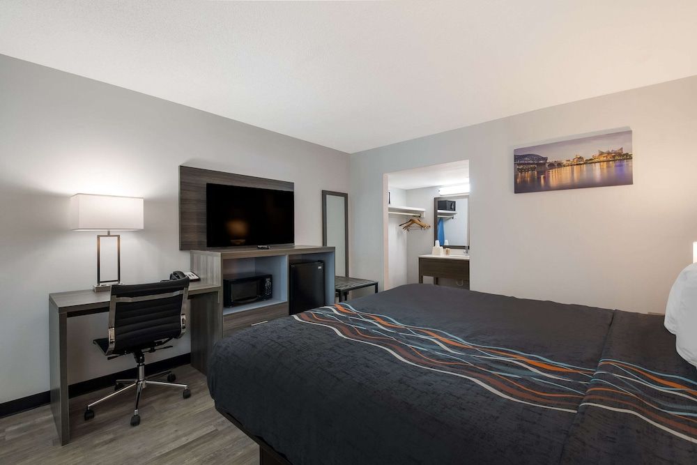 Suite, 1 Queen Bed, Non Smoking (Efficiency)