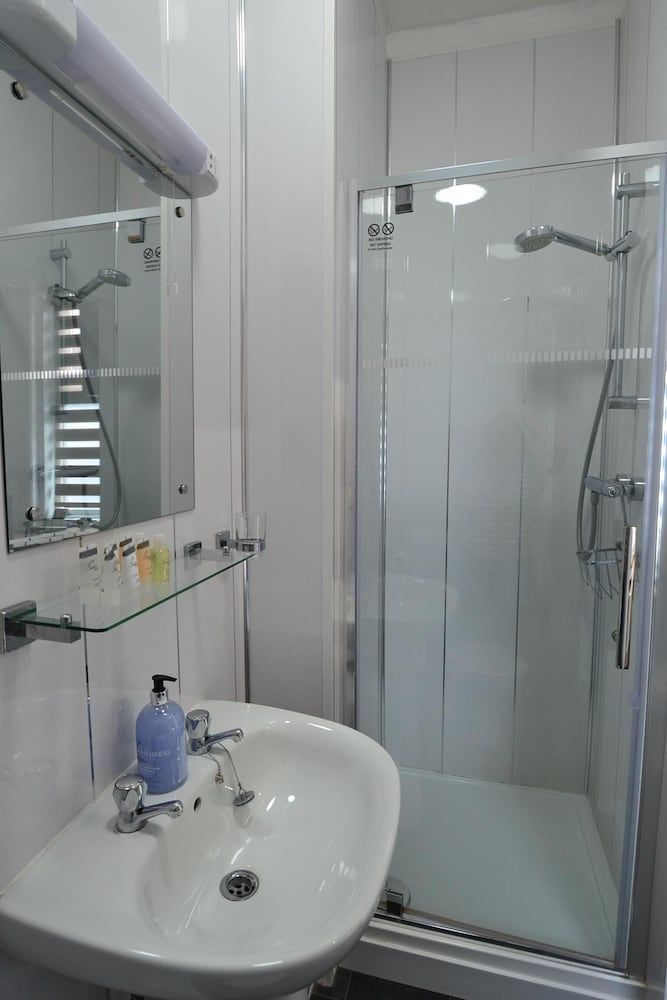 Hotel 33 Standard Double Room, Ensuite 4