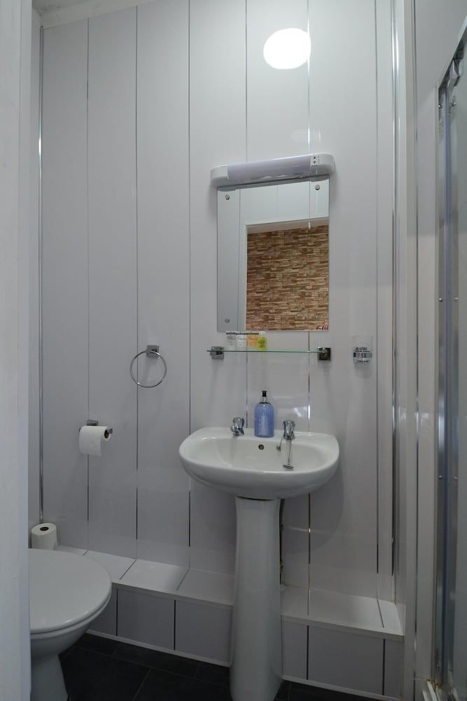 Hotel 33 Standard Double Room, Ensuite 3