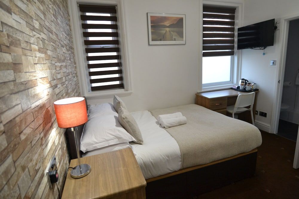 Hotel 33 Standard Double Room, Ensuite 2