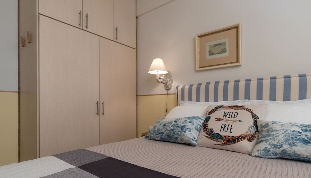 undefined Absolute Athens III 7