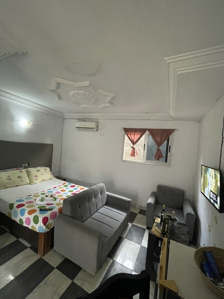 Les Chambres Du Prélat