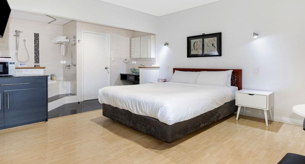 Deluxe Spa Room, Queen Bed (Room 33A)