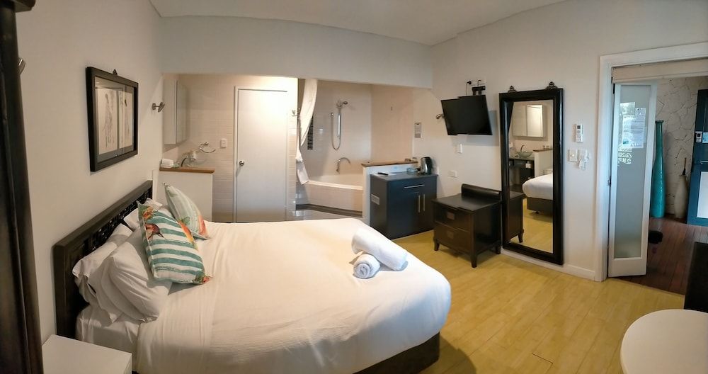 Deluxe Spa Room, Queen Bed (Room 32A)