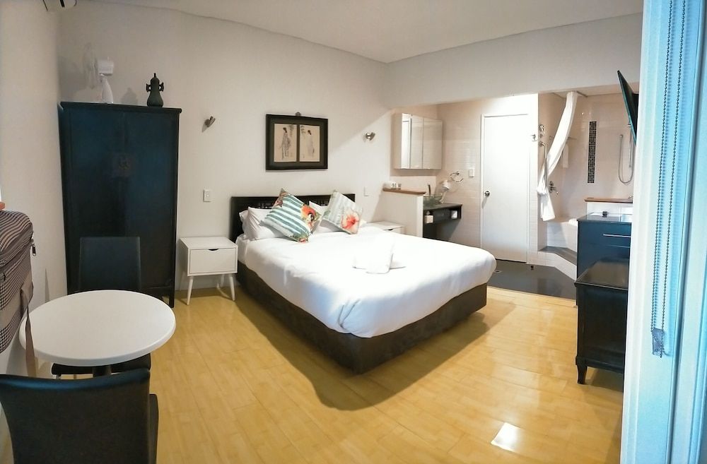 Deluxe Spa Room, Queen Bed (Room 34A)