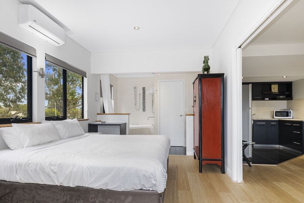 Deluxe Spa Studio, King Bed (Kitchen/Dining Room, Room 32B)
