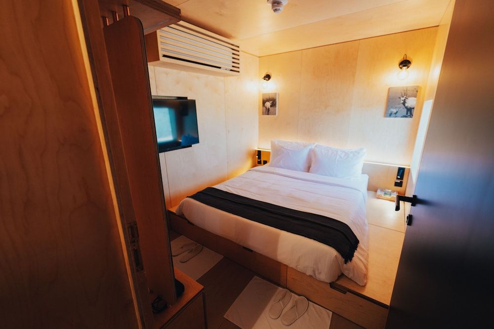 Bab Al Nojoum Al Mugheirah Two Bedroom Cabin 2