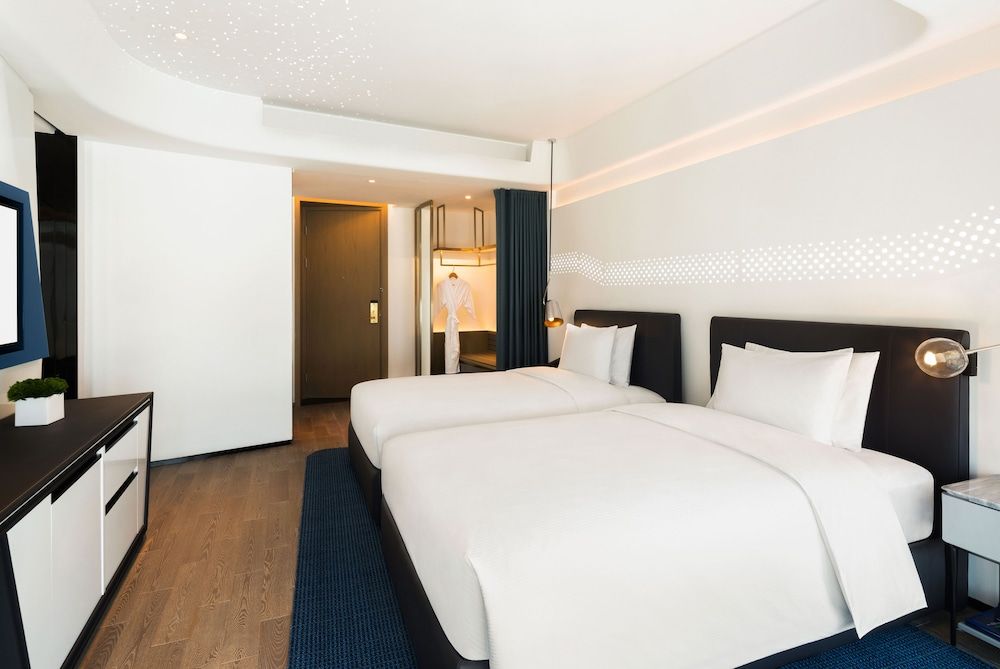 Room, 2 Twin Beds, City View