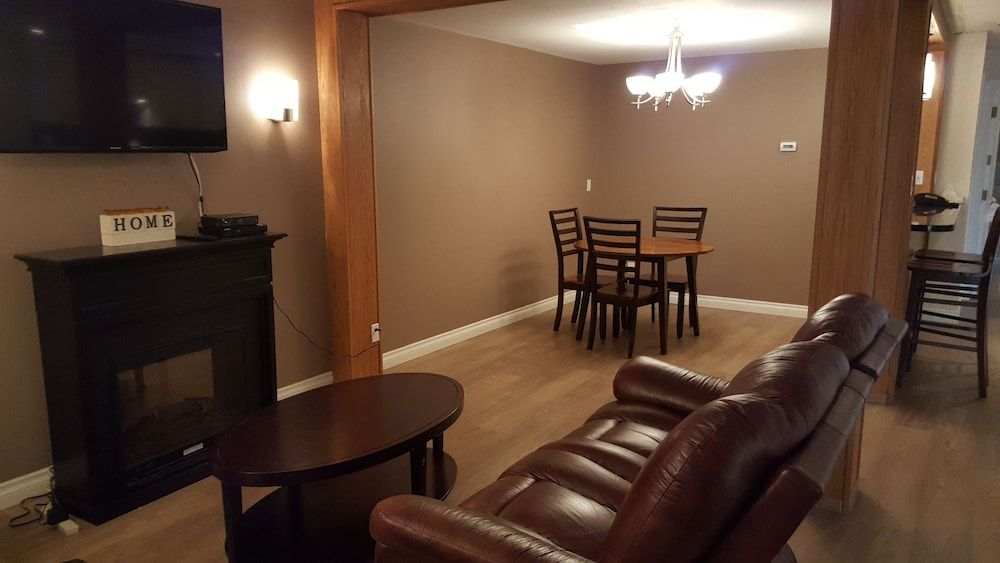 Peace Valley Inns Rose Room 5