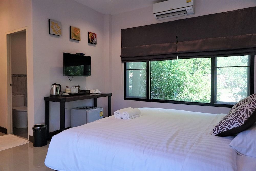 Bhupimarn Garden House Quadruple Room, Garden View 3