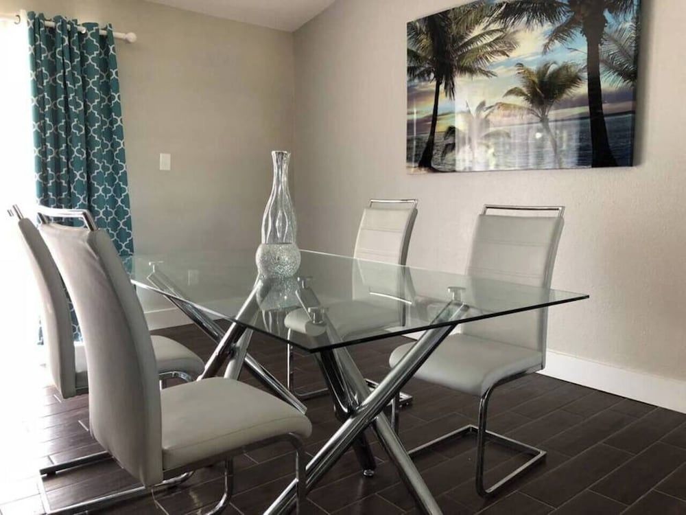 undefined Parsley · New! Luxury, Near Disney & Universal. Sleep 9 4