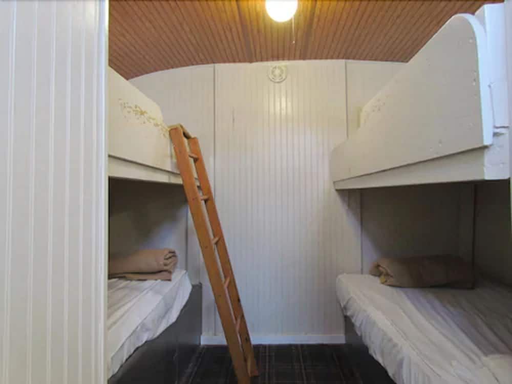 Red Caboose Motel Large Family Caboose, 1 Double Bed and 4 Single Bunks 4