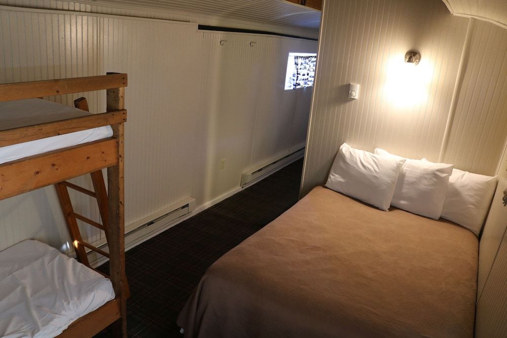 Red Caboose Motel Baggage Car, 2 Double Beds and 2 Single Bunks 4