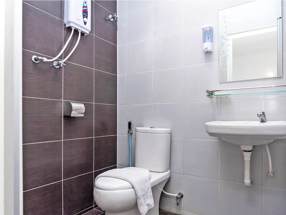 Muar City Hotel Deluxe Triple Room, Multiple Beds, Non Smoking 4