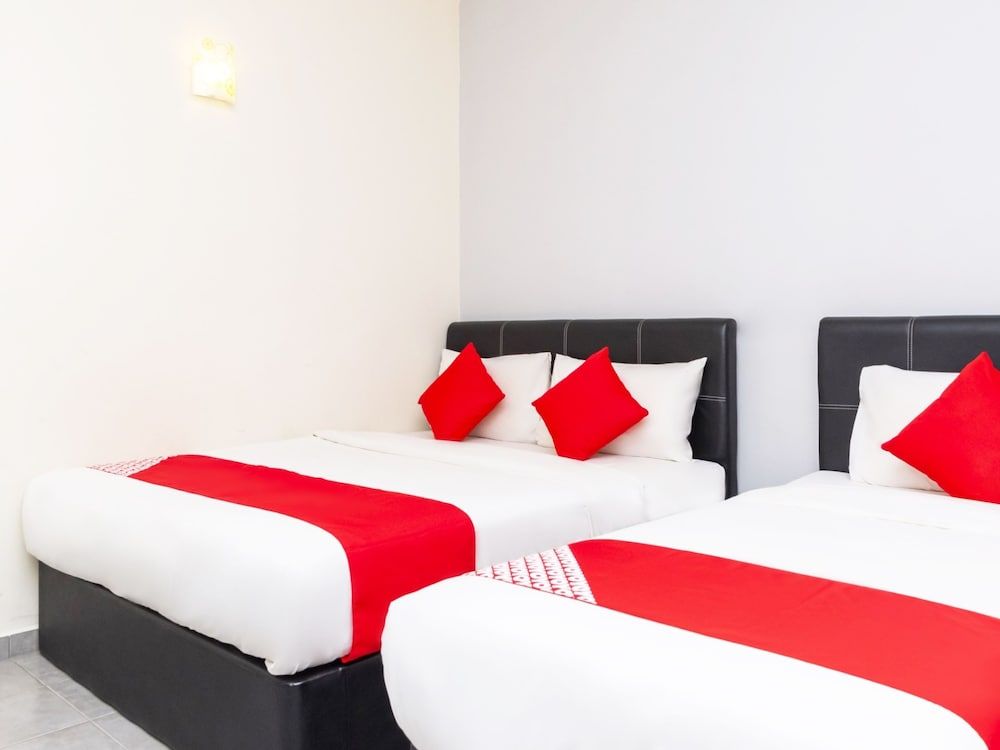 Muar City Hotel Deluxe Triple Room, Multiple Beds, Non Smoking 2