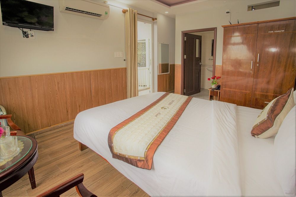 undefined Cong Thuong Hotel 2