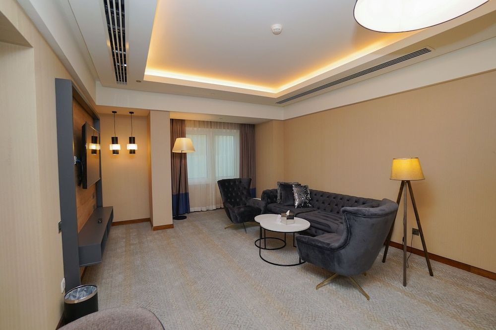 The Grand Lux Hotel Grand Suite 8