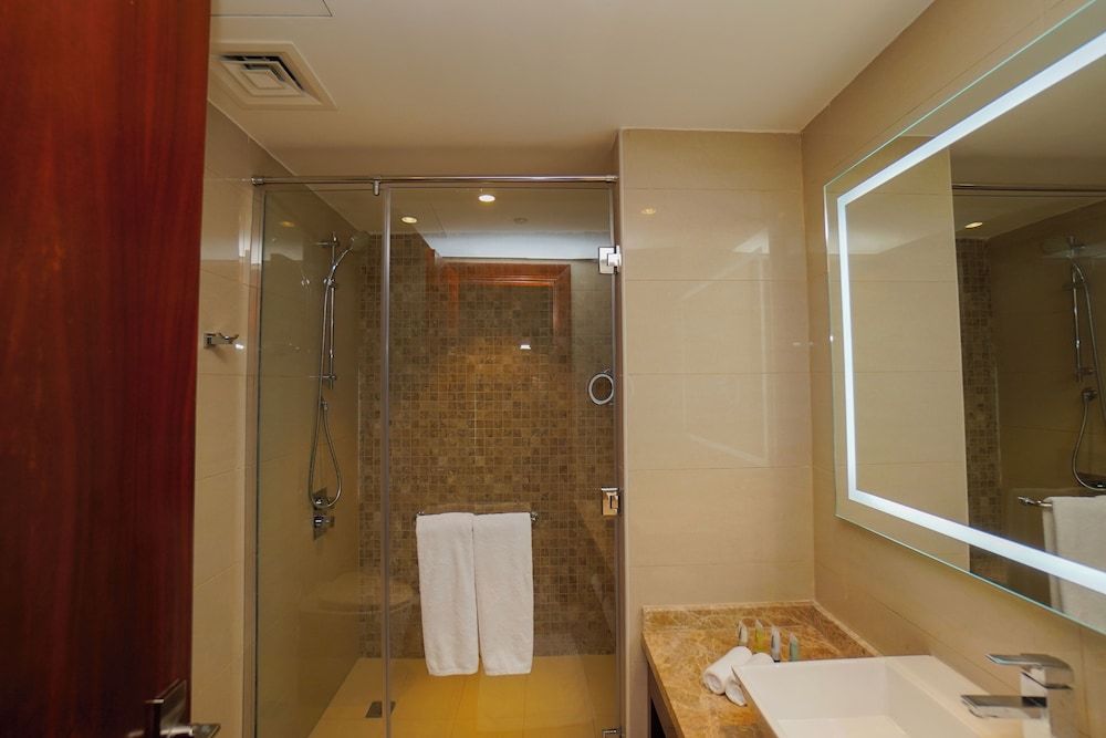 The Grand Lux Hotel Deluxe Room, 1 King Bed 7