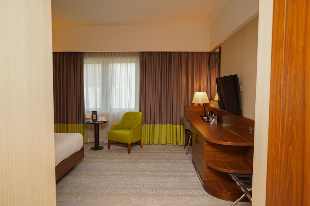 The Grand Lux Hotel Deluxe Room, 1 King Bed 5