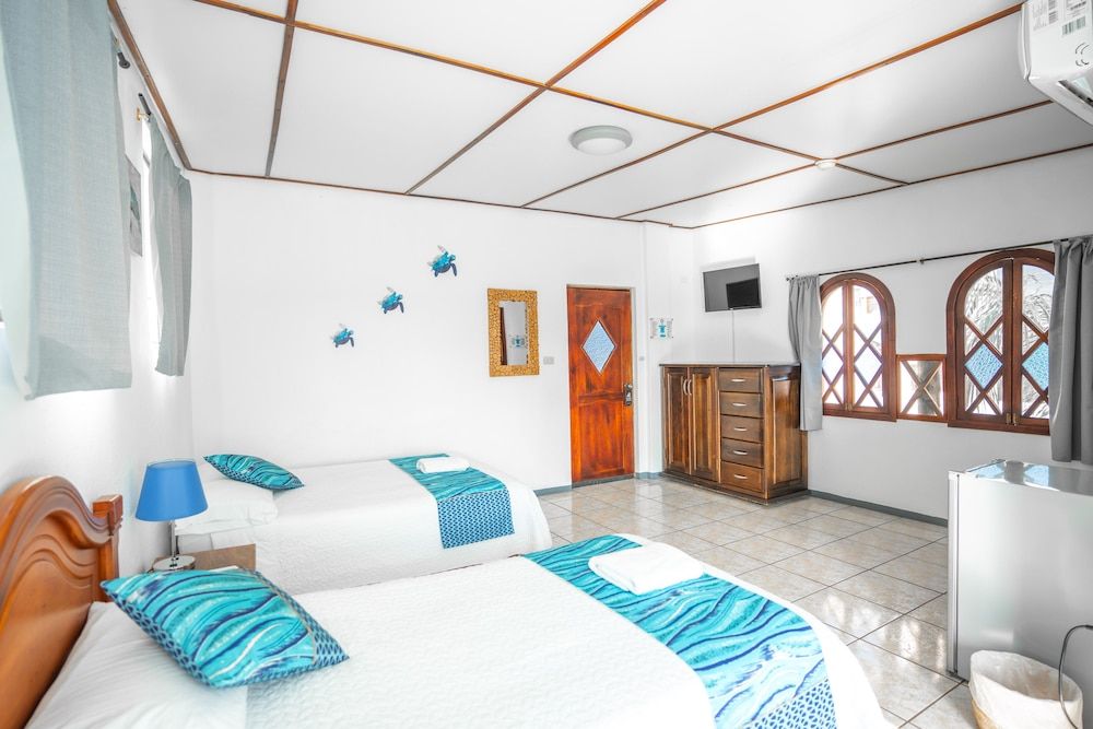Maidith Galapagos Inn Pelikano 3