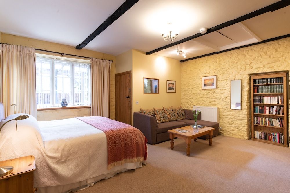 Tŷ Mawr Country Hotel Superior King Room 4